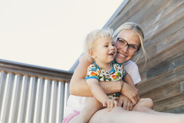 Little boy sitting on his mothers lap - MFF000665