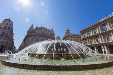 Italien, Ligurien, Genua, Piazza de Ferrari mit Springbrunnen, Palazzo della Regione Liguria - AM001232