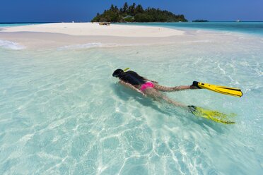 Malediven, junge Frau beim Schnorcheln in einer Lagune - AMF001226