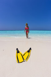 Malediven, junge Frau spaziert am Strand - AMF001223