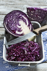 Rotkohl, Küchenmesser und Küchenhandtuch auf Holztisch - MAEF007343