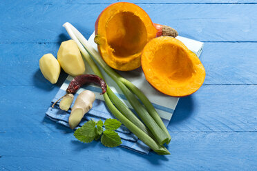 Ingredients for pumpkin soup, elevated view - MAEF007357