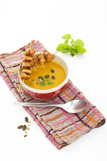 Kürbiscremesuppe in Schale mit Hühnerspießchen - MAEF007383