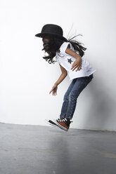 Springendes Mädchen mit Bowlerhut - FSF000300