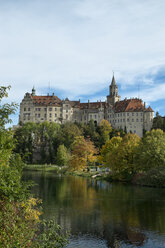 Germany, Baden Wuerttemberg, Sigmaringen Castle at Danube river - EL000634
