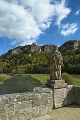 Deutschland, Baden Württemberg, Statue des Heiligen Nepomuk gegenüber Hausener Zinnen - EL000631