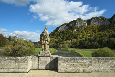 Deutschland, Baden Württemberg, Statue des Heiligen Nepomuk gegenüber Hausener Zinnen - EL000630