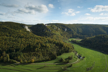 Deutschland, Baden-Württemberg, Sigmaringen, Oberes Donautal mit Schloss Wildenstein - ELF000628