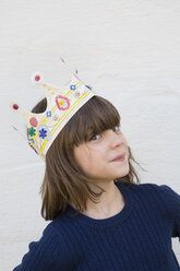 Porträt eines kleinen Mädchens mit Papierkrone auf dem Kopf - LVF000332