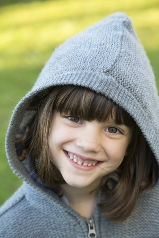 Porträt eines lächelnden kleinen Mädchens mit Kapuzenjacke, lizenzfreies Stockfoto