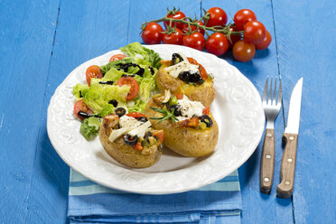 Mediterrane Ofenkartoffeln mit Tomaten, Frühlingszwiebeln, Oliven, Hähnchen, Ricotta und Parmesankäse - MAEF007350