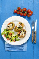 Mediterrane Ofenkartoffeln mit Tomaten, Frühlingszwiebeln, Oliven, Hähnchen, Ricotta und Parmesankäse - MAEF007352