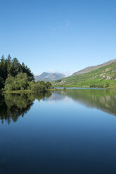 Great Britain, Wales, Lake Llynnau Mymbyr in Snowdonia National Park - ELF000625