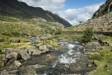 Great Britian, Wales, mountain stream at Llanberis Pass at Snowdonia National Park - EL000624