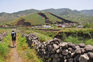 Spanien, Kanarische Inseln, Teneriffa, El Palmar, Wanderin im Teno-Gebirge - UMF000672