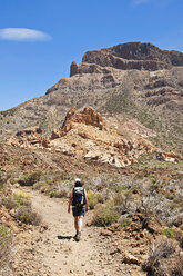 Spanien, Kanarische Inseln, Teneriffa, Los Roques de Garcia, Teide-Nationalpark, Wanderin - UMF000674