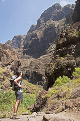 Spanien, Kanarische Inseln, Teneriffa, bei Masca, Masca-Schlucht, Wanderin - UMF000685