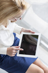 Poland, Warzawa, businesswoman holding tablet computer - MLF000269