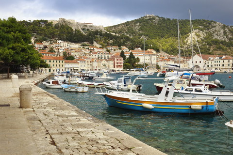 Kroatien, Hvar, Altstadt und Boote im Hafen, lizenzfreies Stockfoto