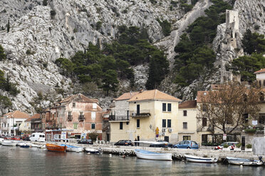 Kroatien, Omis, Blick auf die Altstadt und die Mündung des Flusses Cetina - MS003042