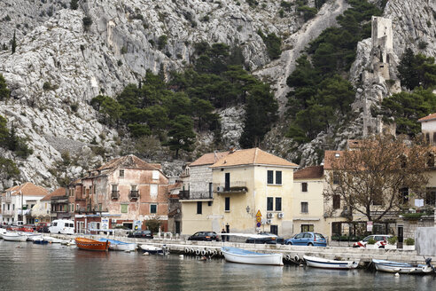 Kroatien, Omis, Blick auf die Altstadt und die Mündung des Flusses Cetina - MS003042