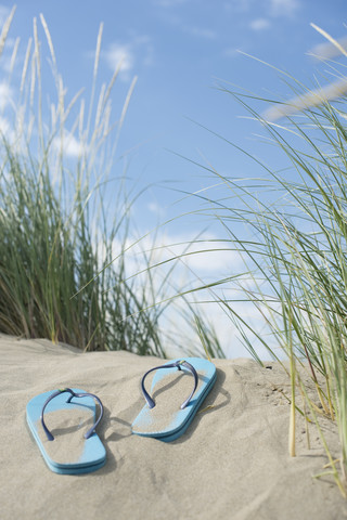 Italien, Flip Flops am Strand, lizenzfreies Stockfoto