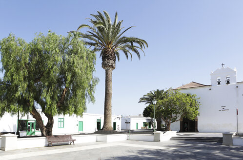 Spanien, Lanzarote, Yaiza, Blick auf den Dorfplatz - JATF000461