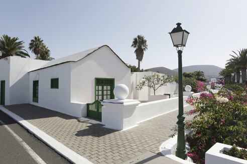 Spanien, Lanzarote, Yaiza, Weißes Haus an der Strandpromenade - JATF000459