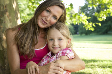 Germany, Berlin, Mother in park with daughter - OJF000009