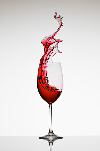 Rotwein im Sektglas, lizenzfreies Stockfoto
