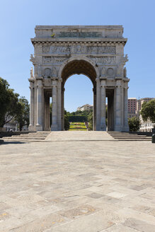 Italien, Ligurien, Genua, Piazza della Vittoria, Blick auf den Triumphbogen - AM001249