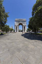 Italien, Ligurien, Genua, Piazza della Vittoria, Blick auf den Triumphbogen - AMF001251