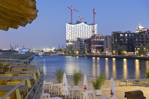 Deutschland, Hamburg, Hafencity, Moderne Architektur an den Marco-Polo-Terrassen, lizenzfreies Stockfoto