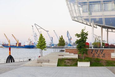 Deutschland, Hamburg, Hafencity, Blick auf den Hafen vom Strandkai - MS003068