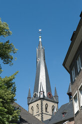 Germany, North Rhine-Westphalia, Duesseldorf, view to church spire of St Lambertus - VI000004