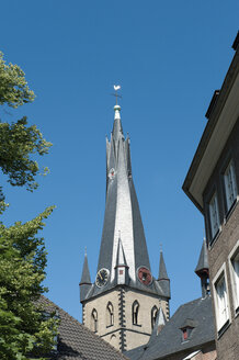Deutschland, Nordrhein-Westfalen, Düsseldorf, Blick auf die Kirchturmspitze von St. Lambertus - VI000004