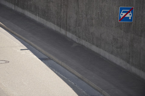 Deutschland, Nordrhein-Westfalen, Düsseldorf, Ausgang des Tunnels, lizenzfreies Stockfoto