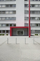Deutschland, Nordrhein-Westfalen, Düsseldorf, Teilansicht mit Eingang eines Bürogebäudes - VI000028