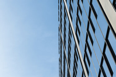 Deutschland, Nordrhein-Westfalen, Düsseldorf-Golzheim, Teil der Fassade eines Bürogebäudes - VI000049