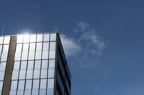 Deutschland, Nordrhein-Westfalen, Düsseldorf-Golzheim, Teil der Fassade eines Bürogebäudes - VI000135