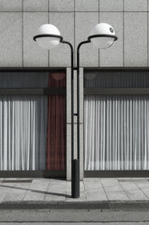 Deutschland, Nordrhein-Westfalen, Düsseldorf-Golzheim, Teil einer Fassade mit Straßenlaterne im Vordergrund - VI000140
