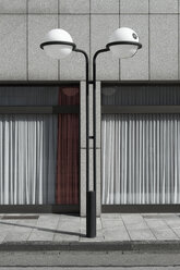 Germany, North Rhine-Westphalia, Duesseldorf-Golzheim, part of facade with street lamp in front - VI000140