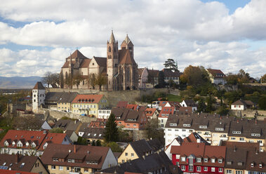 Deutschland, Baden-Württemberg, Breisach am Rhein, Blick auf das Breisacher Münster - DHL000198