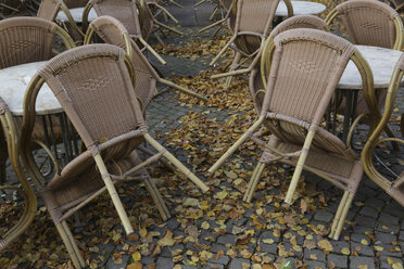 Germany, North Rine-Westphalia, Cologne, chairs at street cafe - JAT000498