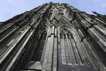 Germany, North Rine-Westphalia, Cologne, worm's-eye view of part of facade of Cologne Cathedral - JAT000494