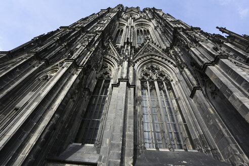 Deutschland, Nordrhein-Westfalen, Köln, Froschperspektive auf einen Teil der Fassade des Kölner Doms - JAT000494