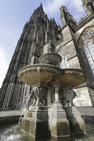 Deutschland, Nordrhein-Westfalen, Köln, Blick auf den Petersbrunnen und den Kölner Dom, lizenzfreies Stockfoto