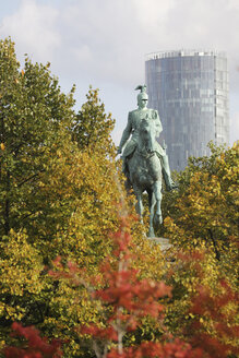 Deutschland, Nordrhein-Westfalen, Köln, Blick auf Reiterstandbild von Wilhelm II. und Verwaltungsgebäude im Hintergrund - JAT000489