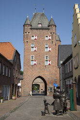 Germany, North Rhine-Westphalia, Xanten, Klever Tor and bronze sculpture - WI000165