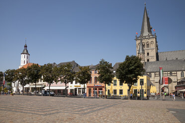 Deutschland, Nordrhein-Westfalen, Xanten, Dom und Marktplatz St. Viktor - WI000173